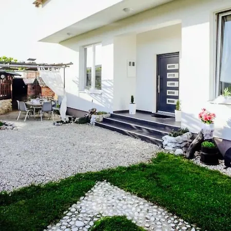 Una Dalia Villa